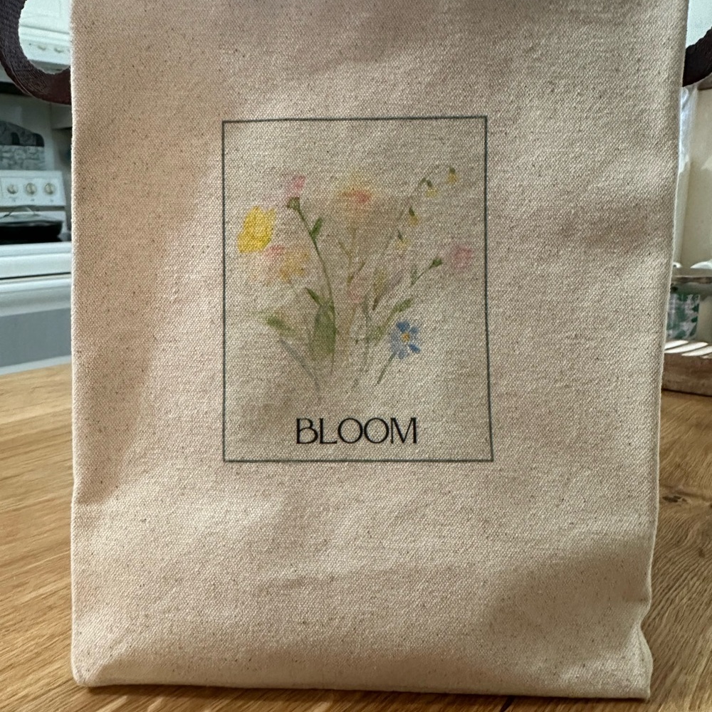Canvas lunch tote with vintage looking print